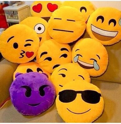 Gelber Emoji-Emoticon-rundes angefülltes Baby-Schlafenkissen für Hauptgebrauch