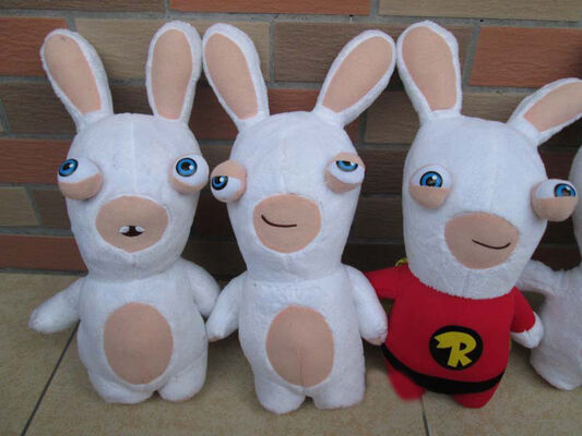 Reizender irreredender Rabbids Karikatur-Plüsch Rayman spielt weiße nette Gewohnheit