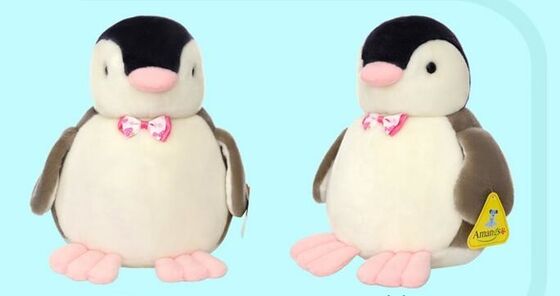 Kundengebundener personifizierter Plüsch spielt netten Pinguin mit Fliegen-, weißer und Schwarzerfarbe