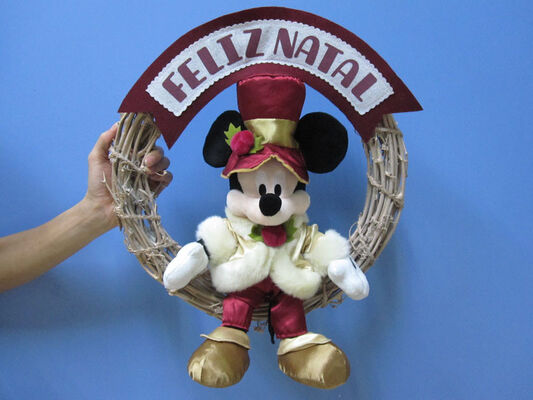 Plüsch Mickey Mouses Disney spielt mit Kranz/Weihnachtsfeiertag angefüllten Spielwaren