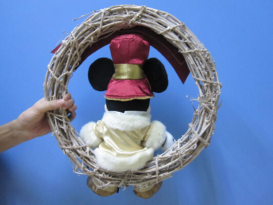 Plüsch Mickey Mouses Disney spielt mit Kranz/Weihnachtsfeiertag angefüllten Spielwaren