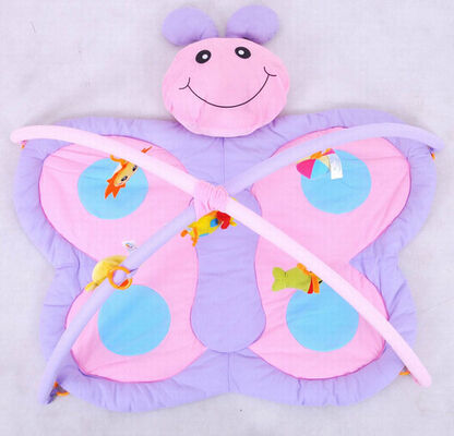 Purpurrote Schmetterlings-Babys spielen Turnhallen und Matten/Baby-Spiel-Turnhalle