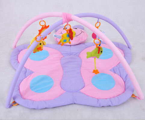Purpurrote Schmetterlings-Babys spielen Turnhallen und Matten/Baby-Spiel-Turnhalle