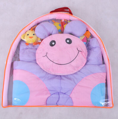 Purpurrote Schmetterlings-Babys spielen Turnhallen und Matten/Baby-Spiel-Turnhalle