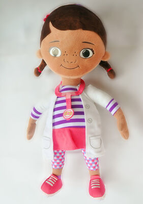 Personifizierter Disney-Plüsch spielt Karikatur Doc. McStuffins, die für Mädchen angefüllt wird